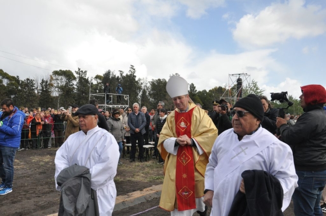 El obispo de Viedma, Esteban Laxague, celebró la misa.