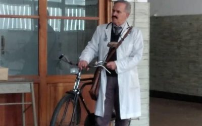 Don Zatti visita a las escuelas