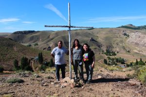 Ayelén, Yanela y el P. Natalino misionando en Aucapán, Junín de los Andes