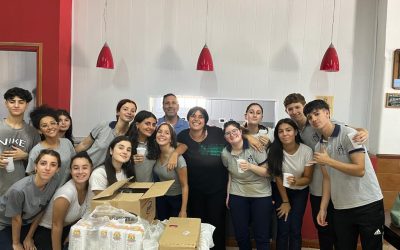 Estudiantes de sexto año empaquetaron bolsas de alimentos que distribuye la parroquia La Merced