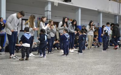 Una peña de chicos y grandes