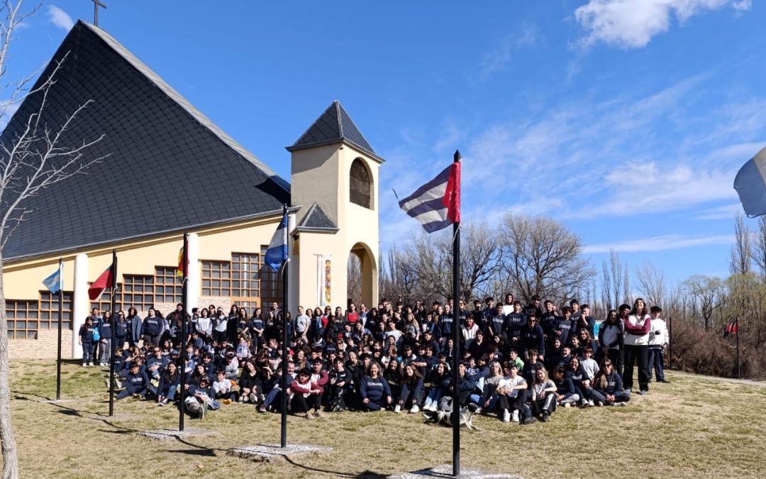 Estudiantes del Instituto Sagrado Corazón de Jesús junto a Ceferino en Chimpay