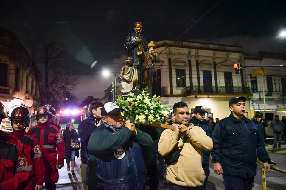 “Los santos nos invitan a acercarnos a nuestros vecinos y a nuestra gente”