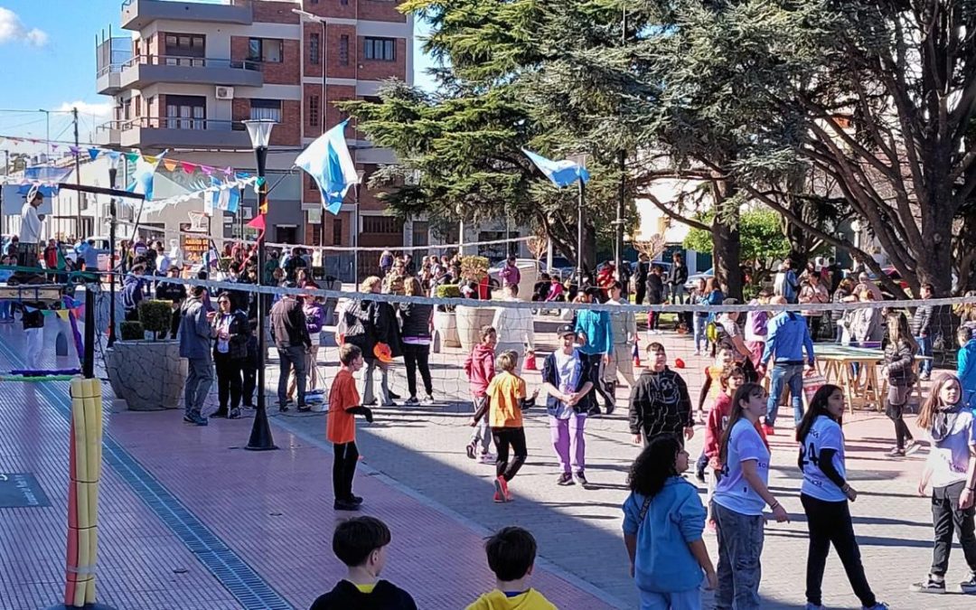 Oratorio en la plaza para celebrar a Don Bosco