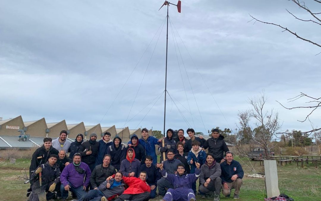 Estudiantes montaron una aerogenerador en el Dean Funes para la autogestión de energías renovables