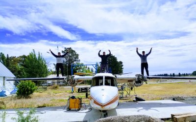 Estudiantes del San José Obrero participan de la restauración de un histórico avión neuquino