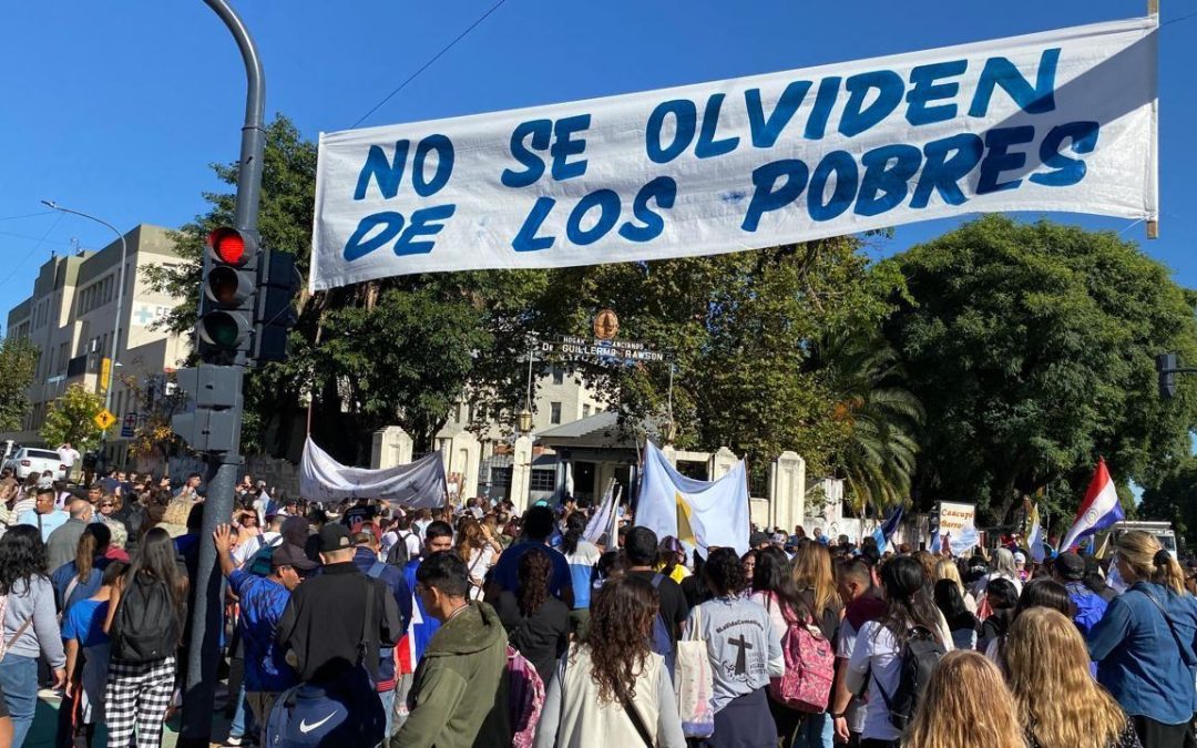 Miles de jóvenes peregrinaron por los lugares por donde pasó el cardenal Bergoglio