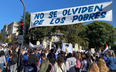 Miles de jóvenes peregrinaron por los lugares por donde pasó el cardenal Bergoglio
