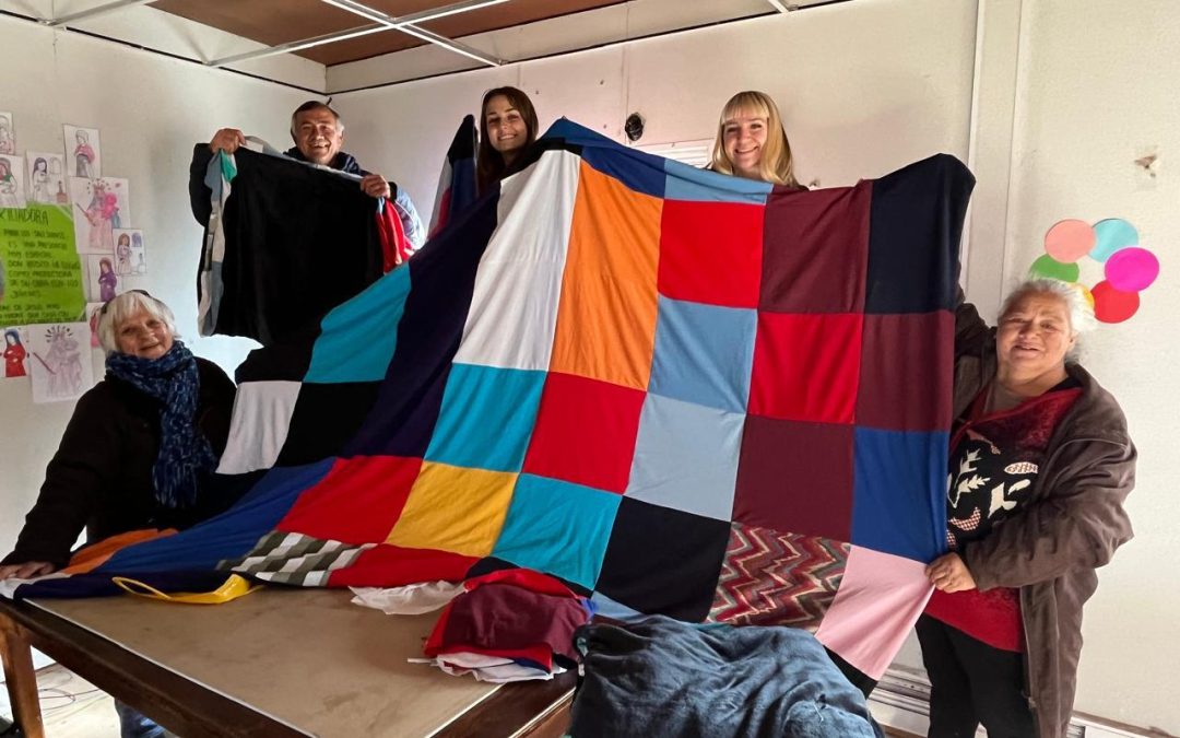 Un proyecto de abrigo solidario llevan adelante estudiantes de Unisal para el invierno