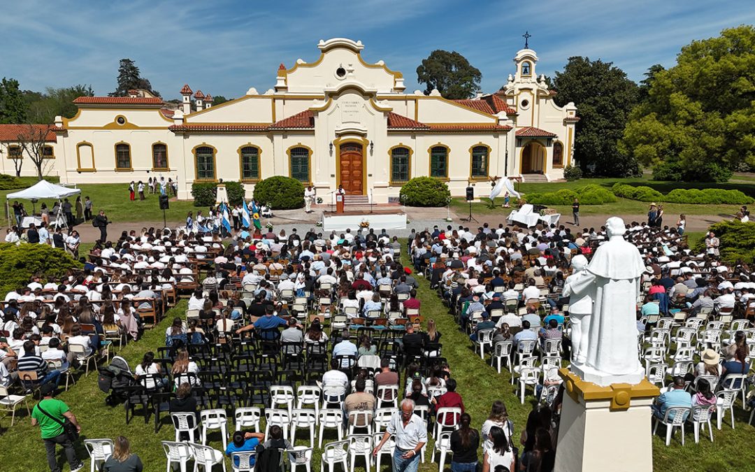 “El colegio de estilo Colonial, capaz de contener 80 niños internos, cumplio 100 años