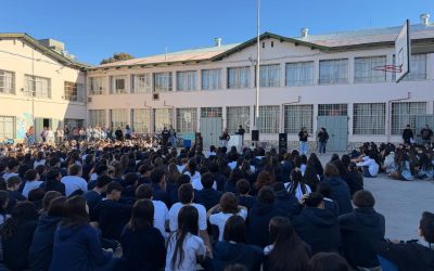 Poco a poco, el patio vuelve a llenarse