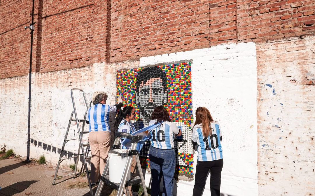 Se inauguró un Eco-Mural en homenaje a Messi en el Instituto San Juan Bosco de Victorica